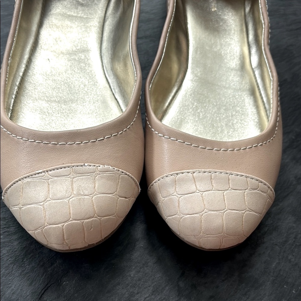Liz Claiborne two-tone Neutral Ballet Flats with Textured Finish - Gold heels - Picture 7 of 8